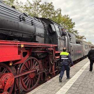 Zur Feier des Tages ist eine historische Dampflokomotive in den Zweibrücker Bahnohf eingefahren. 