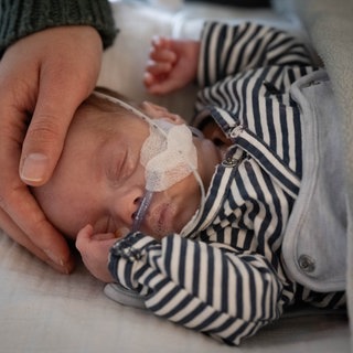 Wenn Schwangere Alkohol trinken, kann das Baby mit FASD zur Welt kommen – oft mit einem geringeren Geburtsgewicht.