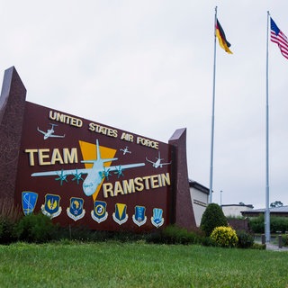 Ein Schild auf der Air Base Ramstein
