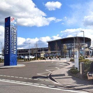 Das Shopping Center in Zweibrücken an einem sonnigen Tag im Sommer