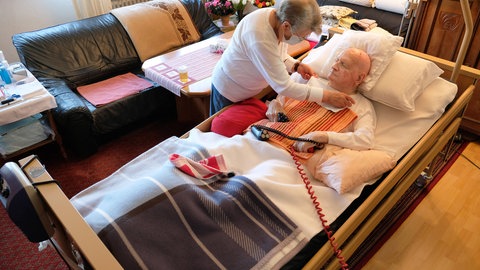 Es fordert Kraft und Mut, die Pflege der Angehörigen zu begleiten. 