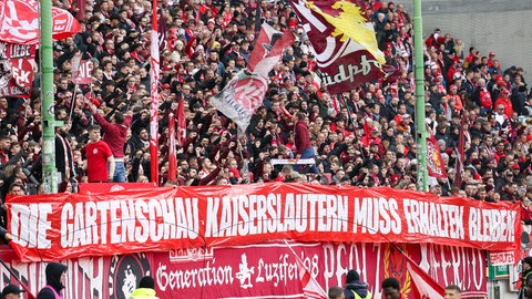 Fans des 1. FC Kaiserslautern setzen sich mit Spruchband für den Erhalt der Gartenschau ein.