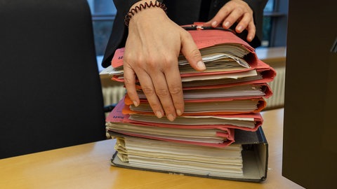 Aktenstapel in einem Gericht. In Kaiserslautern hat die Staatsanwaltschaft Anklage gegen einen 46-Jährigen erhoben.