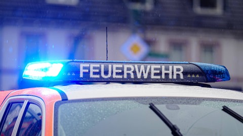 Ein Feuerwehr-Blaulicht. In Pirmasens hat am Dienstag ein Feuer in einem Mehrfamilienhaus schwere Schäden verursacht. Die Polizei vermutet Brandstiftung.