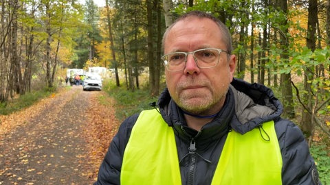 Der Geologe Dr. Uwe Baaske leitet für die SWK das Geothermie-Projekt in Kaiserslautern. Hier steht er vor der Teststrecke, auf der die Vibro-Trucks getestet wurden.