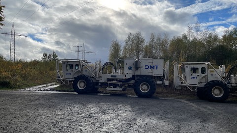 Vibro Trucks kommen bei der Suche nach heißem Wasser im Erdreich zum Einsatz