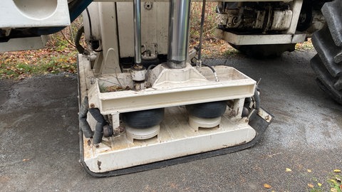 Vibro Trucks kommen bei der Suche nach heißem Wasser im Erdreich zum Einsatz