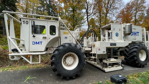 Vibro Trucks kommen bei der Suche nach heißem Wasser im Erdreich zum Einsatz