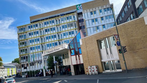 Das Westpfalz-Klinikum in Kaiserslautern. Künftig wird ein Caterer aus Frankfurt die Patientinnen und Patienten mit Essen versorgen. 