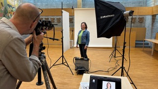 Die Bürgerin Doris Käß-Deibel aus dem Donnersbergkreis macht bei dem Fotoprojekt für Demokratie in Kirchheimbolanden mit. 