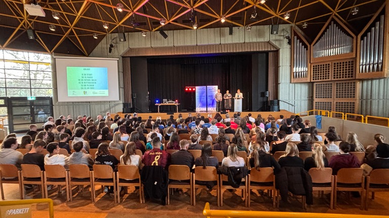 Jugend-Demokratie-Konferenz in der Fritz-Wunderlich-Halle in Kusel.