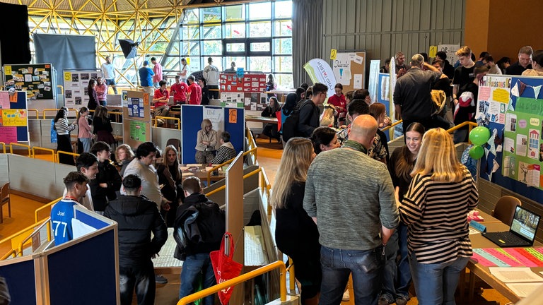Jugend-Demokratie-Konferenz in der Fritz-Wunderlich-Halle in Kusel.
