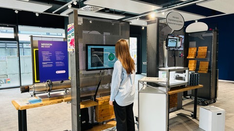 Mädchen steht an einem Touchscreen im Ausstellungsraum im 42 in Kaiserslautern