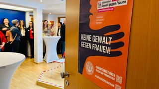Plakat "Keine Gewalt gegen Frauen!" an der Tür zur Beratungsstelle