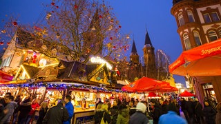 In Kaiserslautern geht der Weihnachtsmarkt in den Silvestermarkt über. Er ist einer von vielen großen Weihnachtsmärkten in RLP.