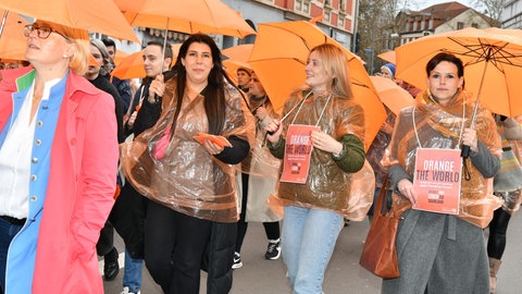 Stiller Demonstrationszug anlässlich des internationalen Tages gegen Gewalt an Frauen und Mädchen.
