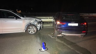Ein Unfall mit zwei Autos, die wohl wegen eines illegalen Autorennens auf der A6 kollidiert sind.