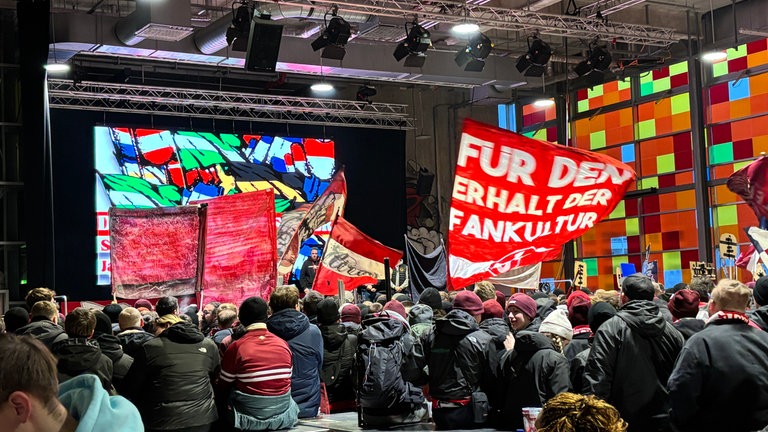 FCK-Fans protestieren gegen die Pläne der Innenminister.