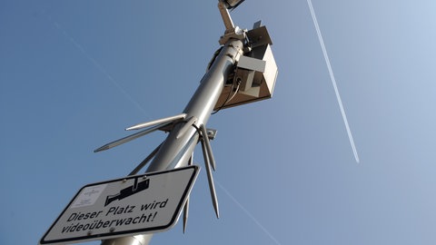 Insgesamt zehn Kameras werden rund um das Rathaus in Kaiserslautern installiert. 