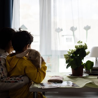 Eine Mutter mit Kind in einem Frauenhaus. In der Westpfalz wachsen die Sorgen um manche Mütter in den Frauenhäusern.