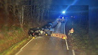 Zwei beschädigte Autos nach einem Frontalzusammenstoß auf einer Straße in der Südwestpfalz.
