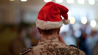 In Zweibrücken waren Soldaten als Weihnachstmänner verkleidet mit Waffen unterwegs