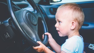Auf der A6 bei Ramstein hat die Polizei ein Kleinkind am Steuer eines Autos entdeckt (Symbolbild)
