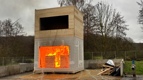 Die Uni in Kaiserslautern testet, wie sich Feuer in Holzhäusern ausbreitet.
