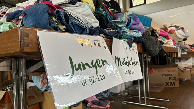 Kleidung in allen Farben und Größen ist bei der Spendenaktion zusammengekommen.