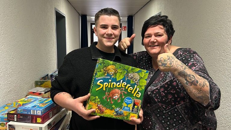 Sabrina und ihr Sohn Maverick aus Hirschhorn freuen sich riesig über die Aktion.