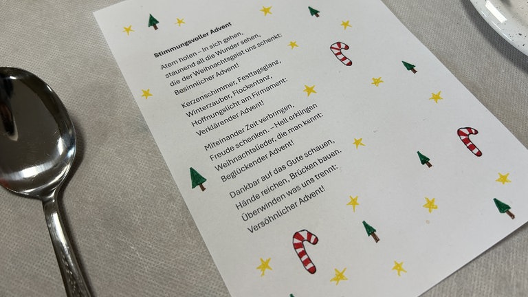 Die Schülerinnen des Gymnasiums entwerfen Weihnachtsbotschaften für die Besucher.