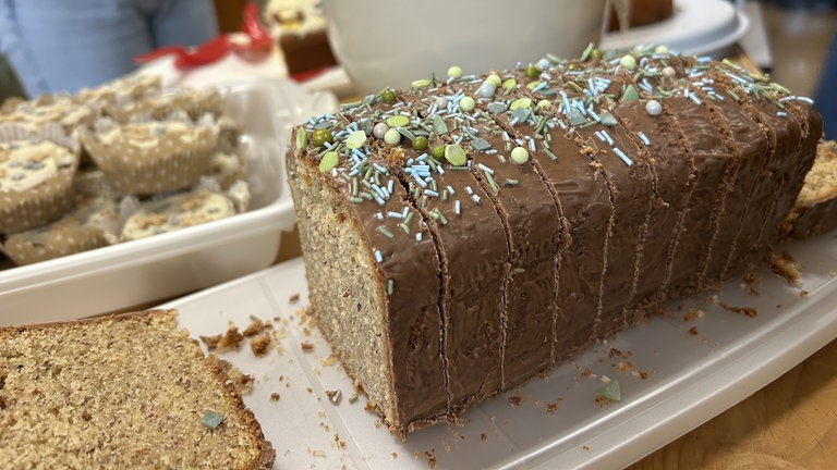 Dank der Schülerinnen ist ausreichend Kuchen vorhanden. 
