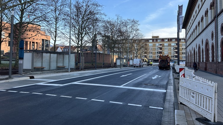 Auf der Straße zwischen Fruchthalle und Rathaus in Kaiserslautern fehlen noch Einige Markierungsarbeiten für Fahrradfahrer.