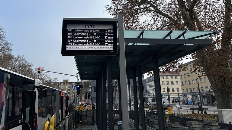 Auch die Anzeigen der Bushaltestellen in der neuen Stadtmitte in Kaiserslautern sollen digital werden.