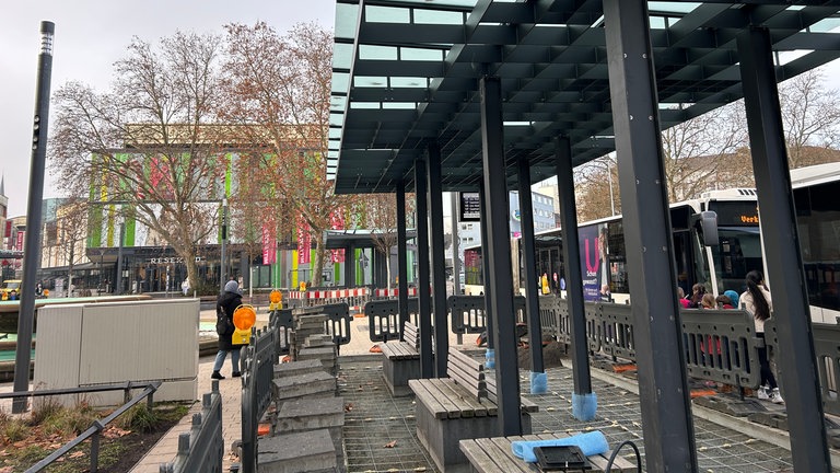 Die Wartebereiche der Bushaltestellen in der Stadtmitte Kaiserslautern sind noch nicht komplett fertig. Ein großes Plus für alle Wartenden, denn sie bieten bei jedem Wetter entsprechend Schutz.