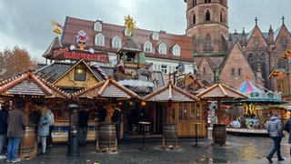 Blick auf den Weihnachtsmarkt in Kaiserslautern mit mehreren Buden.