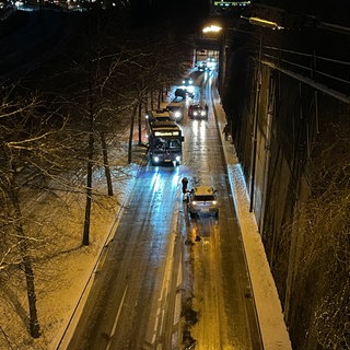 Blick von einer Brücke auf eine vereiste Straße in Kaiserslautern