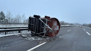 Auf der A8 ist die Polizei wegen eines Saunafasses ordentlich ins Schwitzen gekommen.