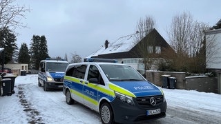 Die Polizei Kaiserslautern zeigt Anwohnern das Phantombild und such nach dem mutmaßlichen Täter, der nahe der Waschmühle einen Mann durch einen Schuss verletzt haben soll.