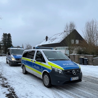 Die Polizei Kaiserslautern zeigt Anwohnern das Phantombild und such nach dem mutmaßlichen Täter, der nahe der Waschmühle einen Mann durch einen Schuss verletzt haben soll.
