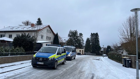 Im Wohngebiet Sonnenberg in Kaiserslautern befragt die Polizei Anwohner, ob sie an Neujahr etwas gesehen haben. Ein Mann wurde nahe der Waschmühle durch einen Schuss ins Bein verletzt.
