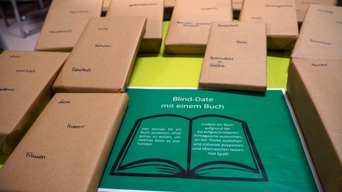 Luana Wachsmuth hat eingeführt, dass in der Stadtbücherei Pirmasens jetzt eingepackte Bücher ausgeliehen werden können.