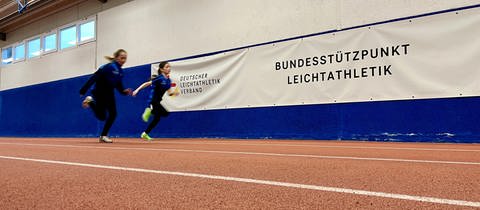 In der Leichtathletik-Halle in Zweibrücken ist das Dach undicht und die Heizung macht Probleme.