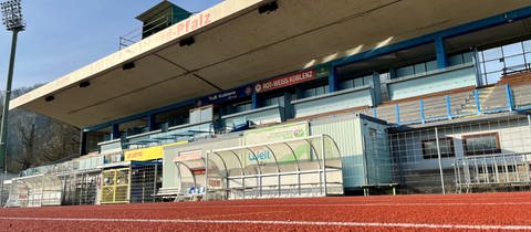 Fast 100 Jahre alt: die Haupttribüne im Stadion Oberwerth in Koblenz. 