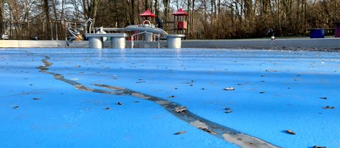 In die Jahre gekommen: Durch das Kinderbecken im Freibad Zweibrücken zieht sich ein großer Riss. 