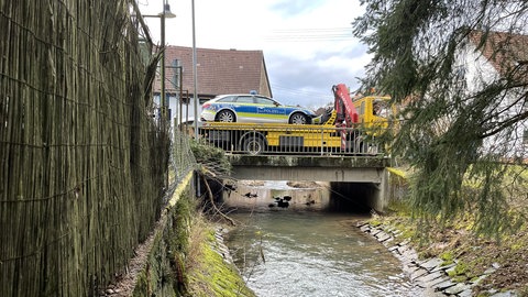 Das Polizeiauto musste in Offenbach-Hundheim im Kreis Kusel abgeschleppt werden. Bei einer Einsatzfahrt war es zuvor im Bachbett gelandet.