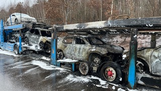 Der Autotransporter auf der A6 bei Kaiserslautern hatte insgesamt acht E-Autos und Hybridfahrzeuge geladen. Sechs davon sind in Brand geraten.