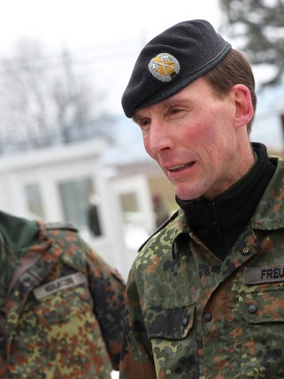 Nach Vorfällen bei Bundeswehr Zweibrücken: Generalleutnant Christian Freuding (rechts) spricht in der Luftlande-Lufttransportschule. 