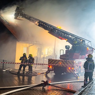 Bei einem Brand in Biedesheim im Donnersbergkreis ist ein Haus komplett abgebrannt.