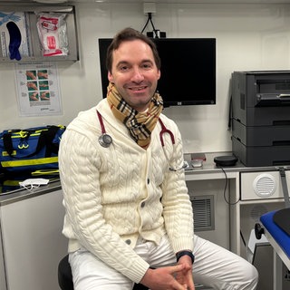 Peter Bunders ist Arzt und versorgt die Patienten in der mobilen Arztpraxis.